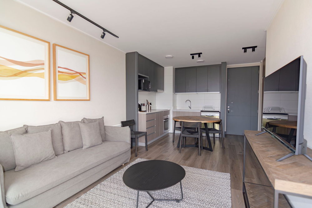 Imagem de referência: sala e cozinha integradas de apartamento compacto